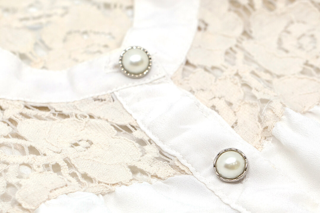 Lee más sobre el artículo Elegante colección de botones de camisa en strass de plata y perla