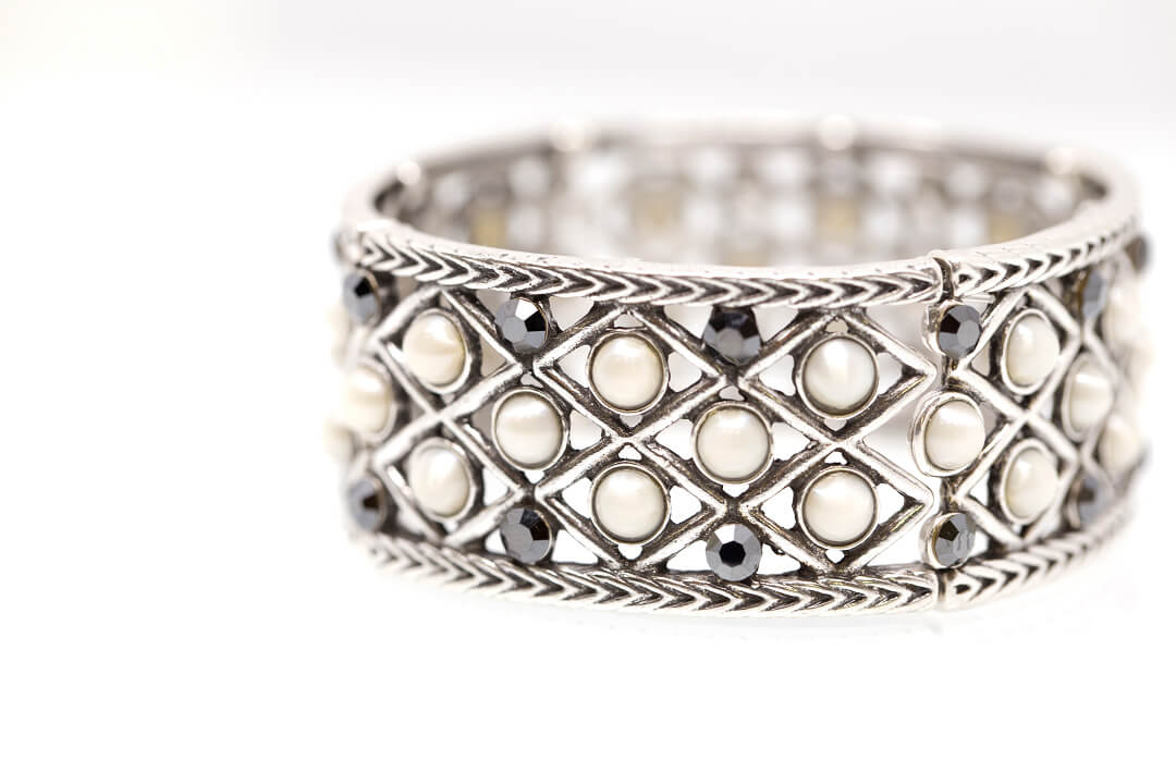 Read more about the article Pearl and Rhinestone Bracelet Design Inspirations