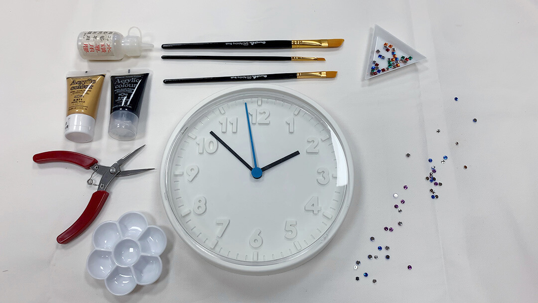 Read more about the article How to Make a Glitzy Rhinestone Clock