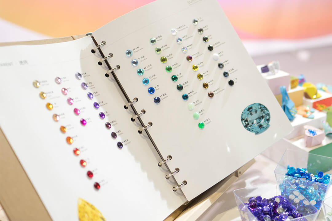 Read more about the article What Color is Rhinestone? Complete Rhinestone Color Chart